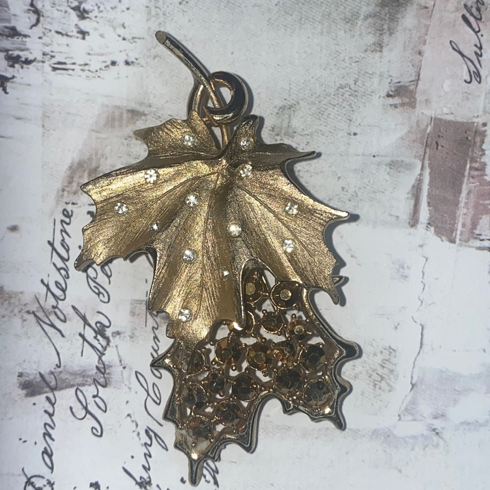 Vintage Sarah Coventry gold tone pin w/ clear white rhinestones